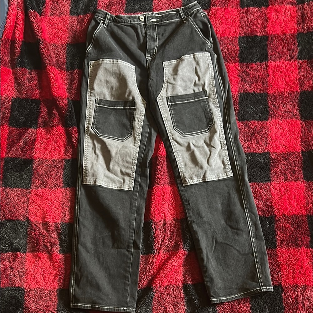 Hot Topic Black and Gray Cargo Pants with pockets in front